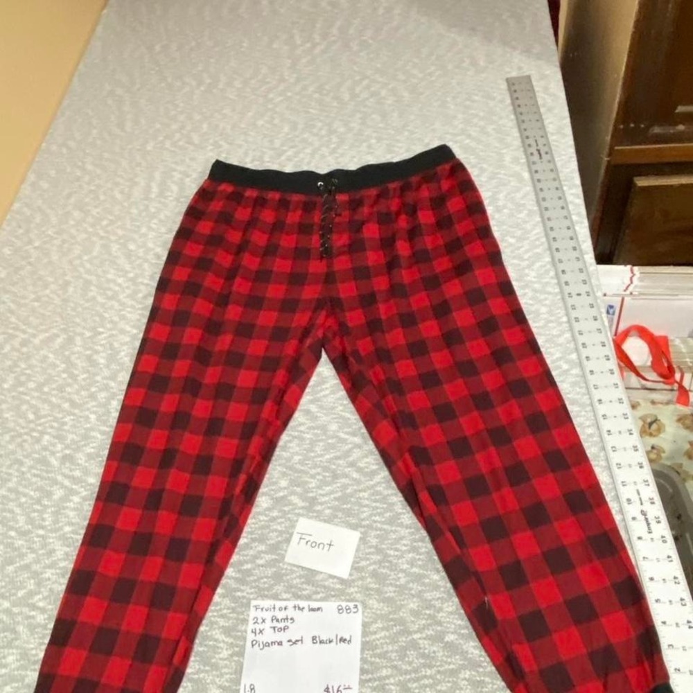 Fruit of the looms black + red plaid pyjama set. Pants 2X & top 4X. SKU883